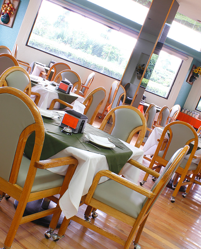 Restaurante familiar con platillos nacionales e internacionales en hotel Alcampo de la ciudad de Querétaro.